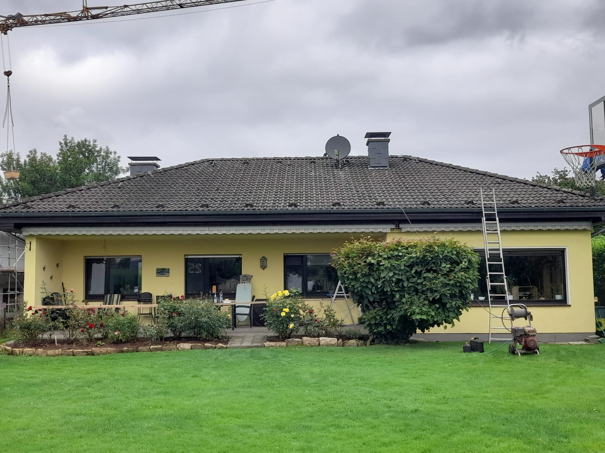 Dach nach Reinigung und Beschichtung