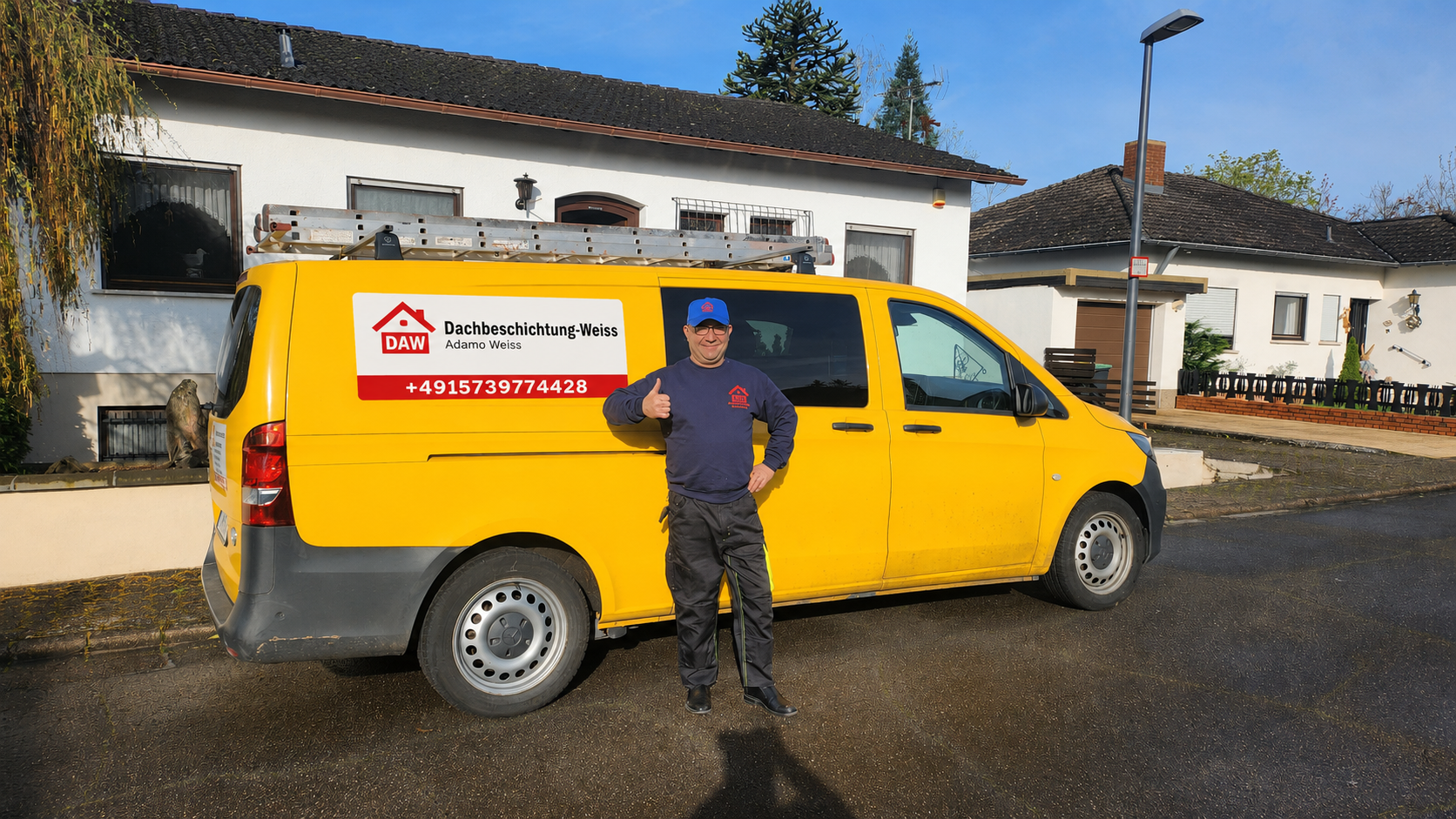 Adamo Weiss mit seinem Team vor dem Firmenfahrzeug von Dachbeschichtung-Weiss